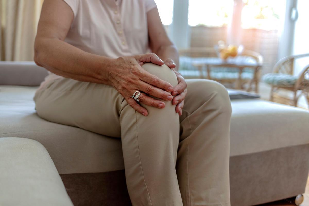 La artrosis de rodilla afecta principalmente a mujeres mayores de 50 años.