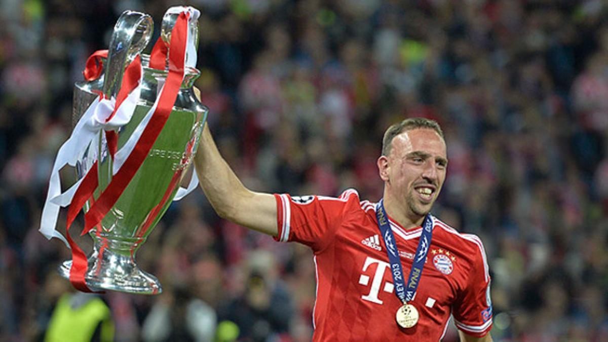 Franck Ribéry, con la Copa de Europa en Wembley, tras ganar la final ante el Borussia