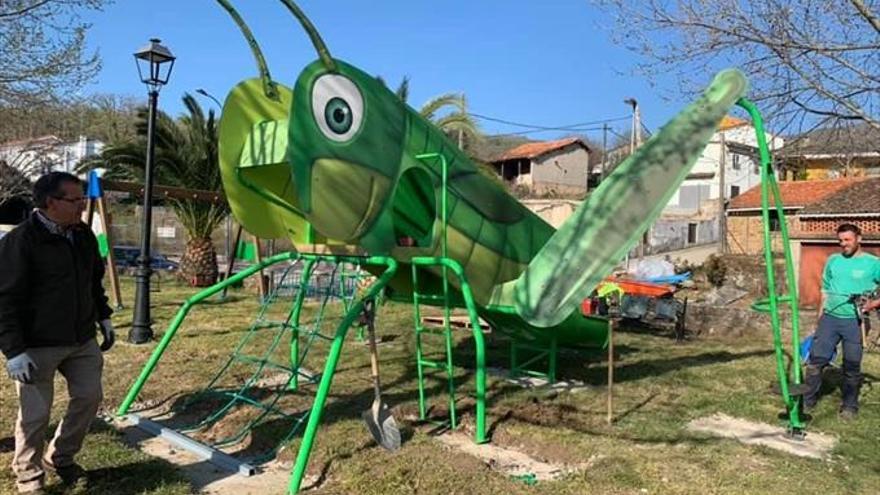 Nuevo Columpio en el parque de la localidad