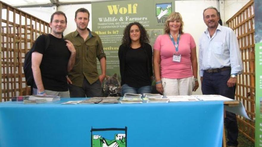 Miembros del proyecto Wolf durante su estancia en la feria del Reino Unido que promociona la existencia del lobo.