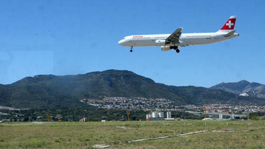 Un avión maniobra durante la mañana de ayer en el aeropuerto.