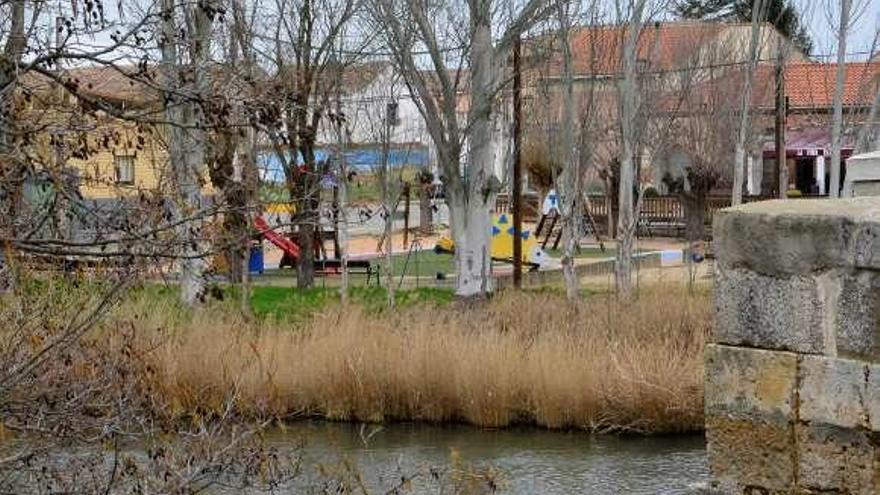 El río Carrión a su paso por Husillos, en Palencia.