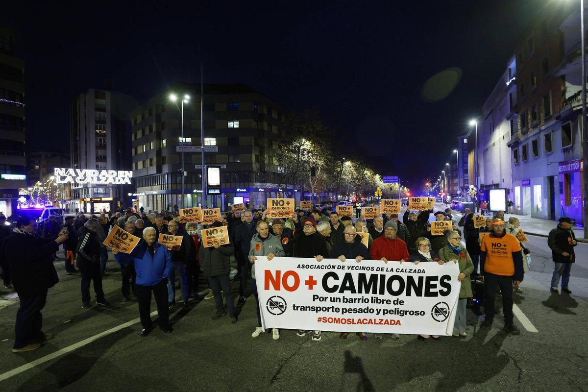 La última manifestación del 2025 contra el tráfico pesado por Príncipe de Asturias, en imágenes
