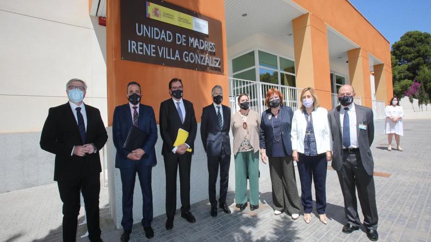 Marlaska y el resto de autoridades y directivos de Instituciones Penitenciarias en la Unidad de Madres de Alicante.