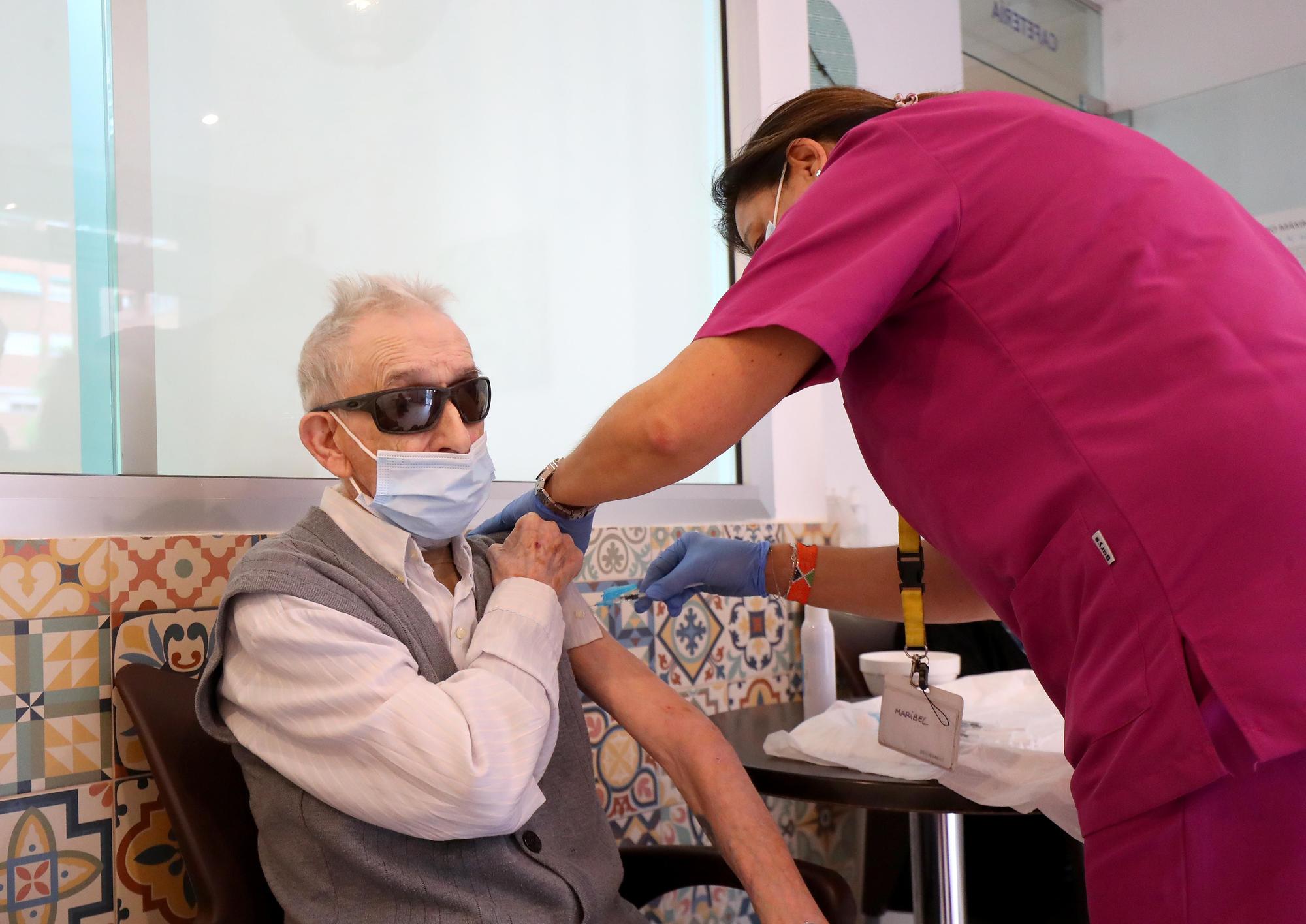 Empieza la campaña de vacunación con la cuarta dosis de covid en las residencias de ancianos