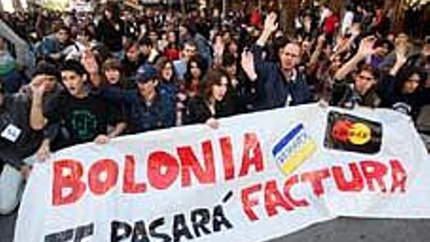 &quot;Bolonia te pasará factura&quot;, una de las pancartas con las que ayer se manifestaron en Murcia más de 2.000 estudiantes