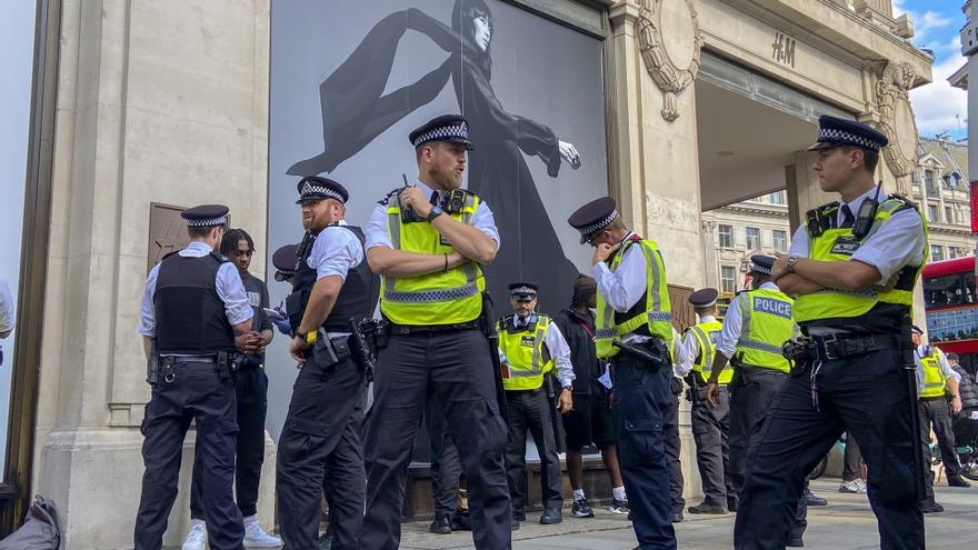 Tensión y arrestos en Londres por un llamada multitudinaria en TikTok para saquear una tienda deportiva