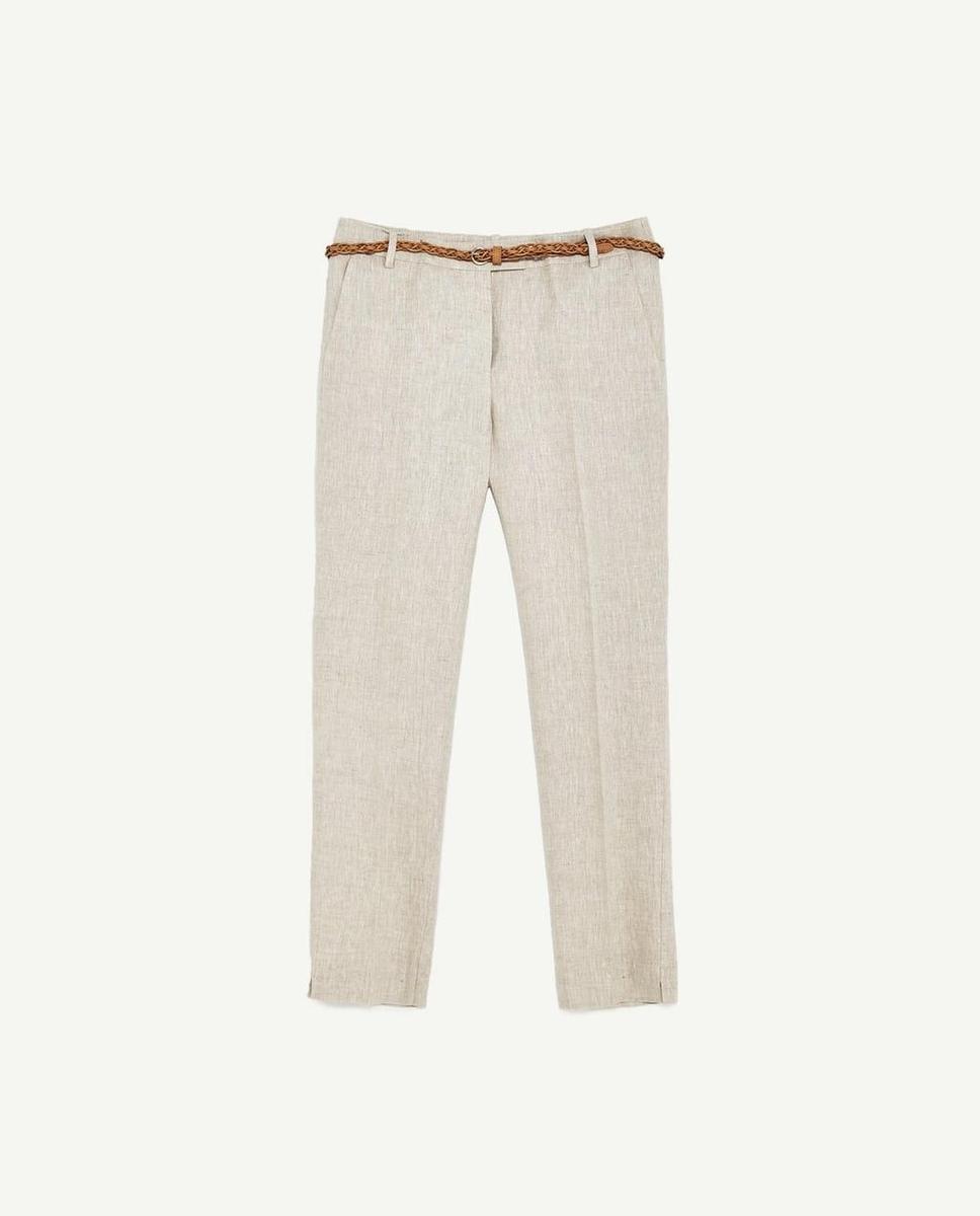 Pantalón lino camel con detalle de cinturón de Zara. (Precio: 29,95 euros)