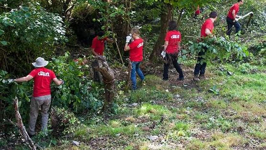 Los voluntarios del Valledor, en plena limpieza del río.