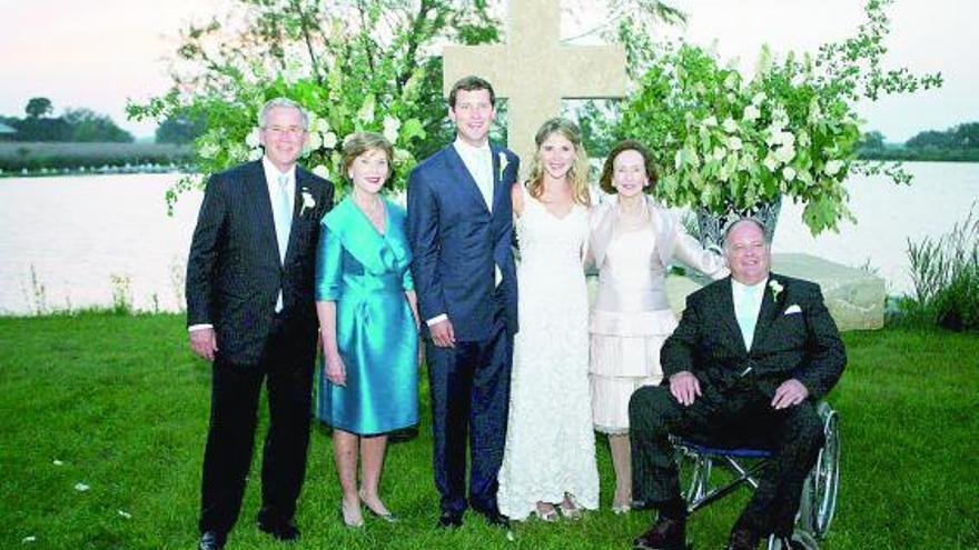 Foto de familia de los novios con el matrimonio Bush y el matrimonio Hager.