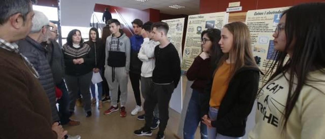 Los jóvenes presentaron ayer un proyecto con el que pretenden reducir el consumo del centro.