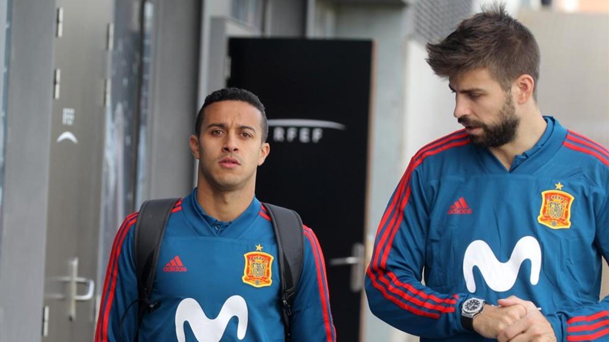 Thiago Alcántara, junto a Gerard Piqué en un entrenamiento de la selección