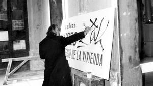 Salvador Dalí pintando el cartel que anuncia las obras del Teatre-Museu, 1970. 