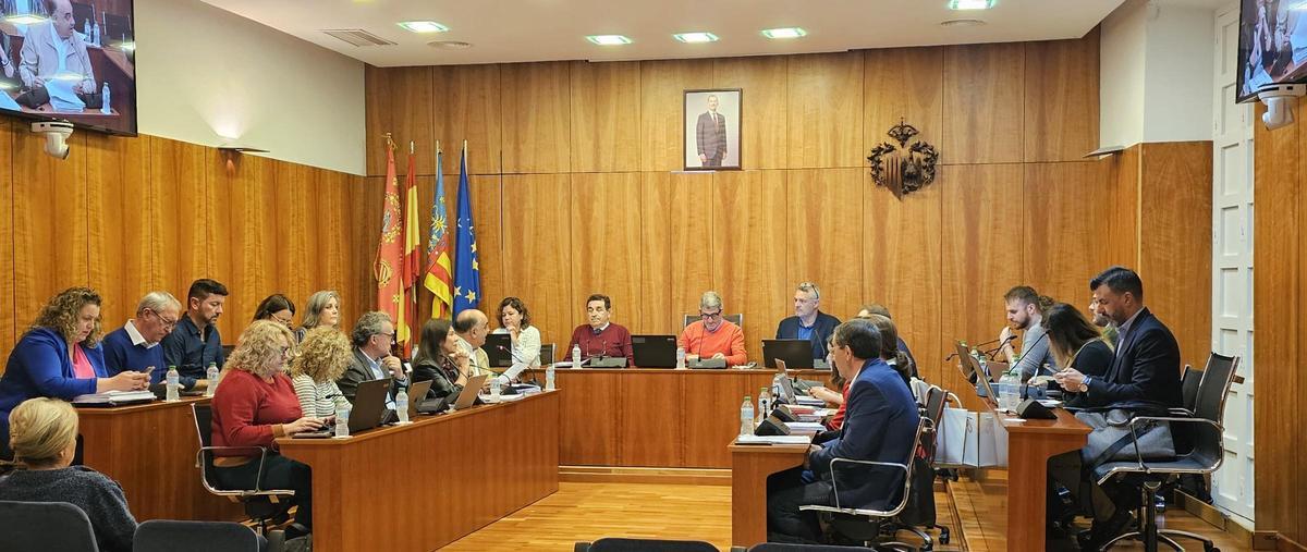 Un momento del pleno ordinario de abril en el Ayuntamiento de Orihuela
