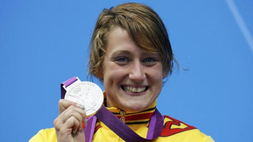 Mireia Belmonte con su medalla.