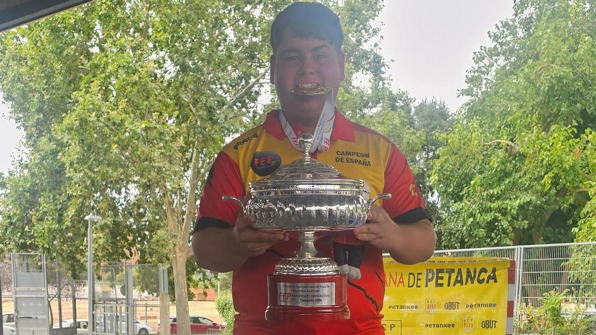 Iker Olivera, amb la copa de campions