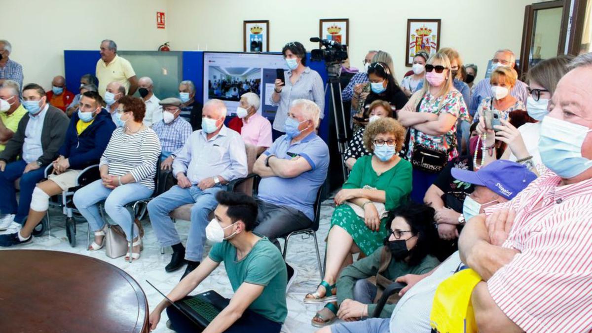 Vecinos presentes en el pleno. |  // IÑAKI ABELLA