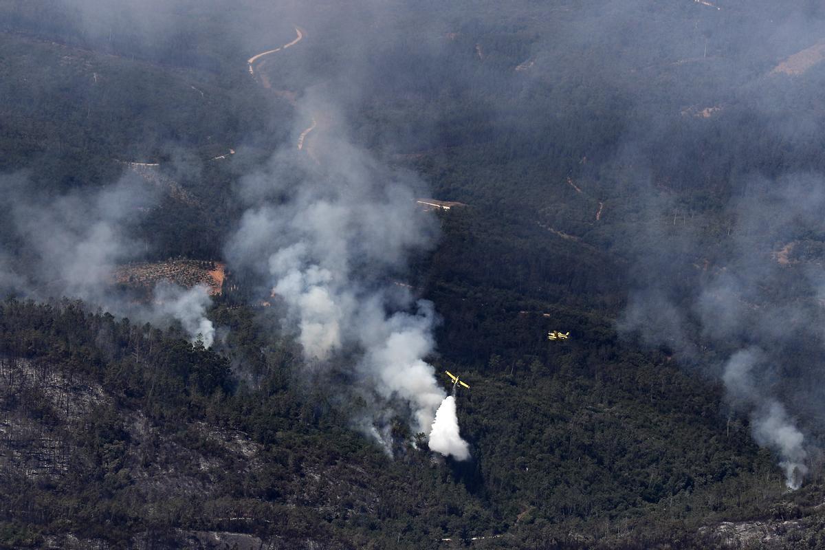 El fuego de Carrazeda De Ansiães (Portugal), visto desde un avión de las fuerzas aéreas portuguesas