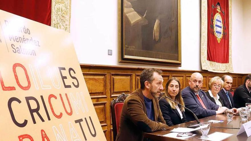 Salmón, ayer, en primer término, durante su conferencia en el Aula Magna, en la Cátedra Emilio Alarcos.