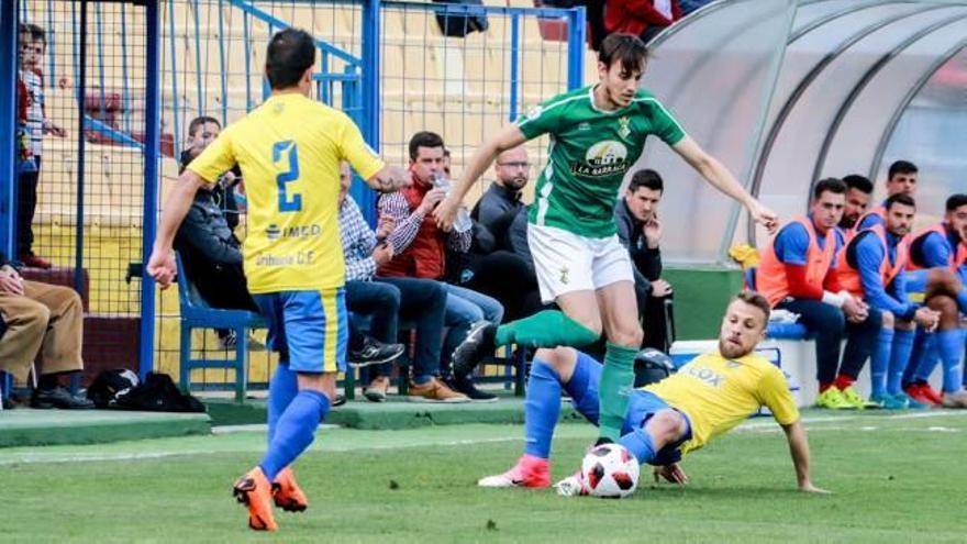 Imagen del derbi celebrado ayer en Los Arcos entre el Orihuela y el Novelda.