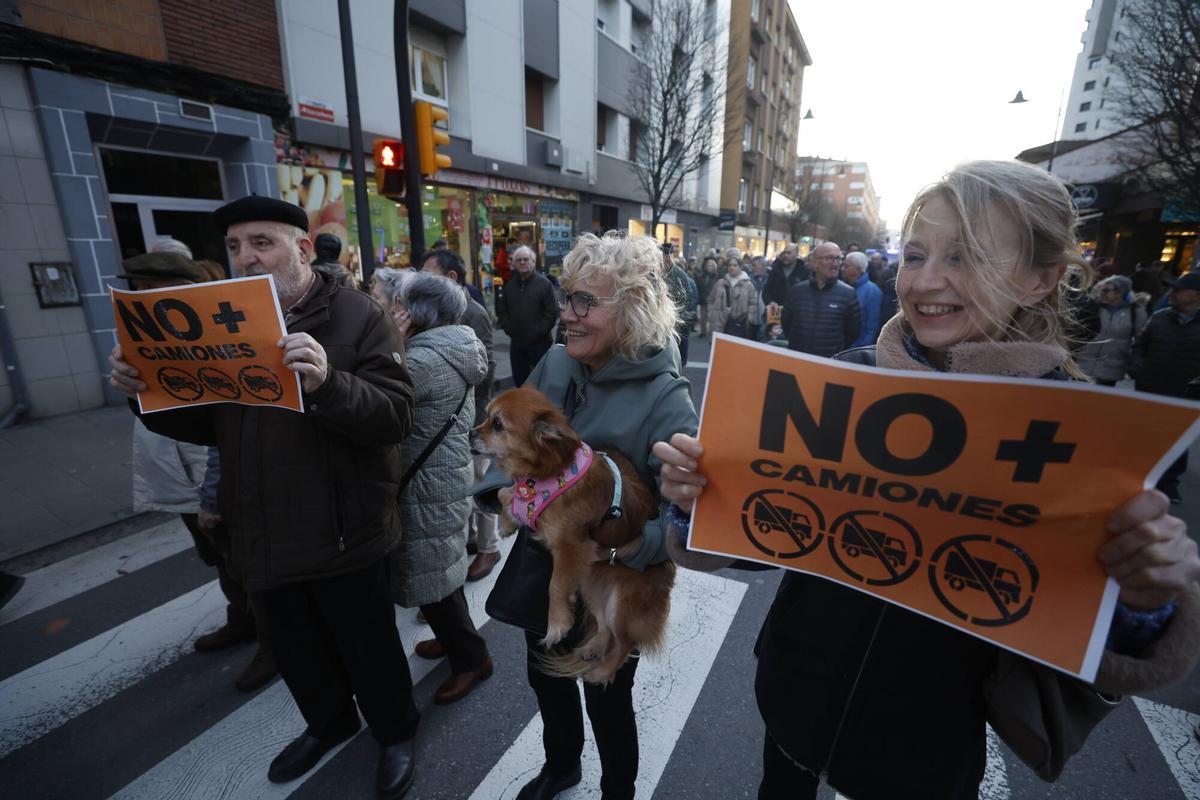 Gijón. Manifestación de vecinos de La Calzada por el tráfico de camiones