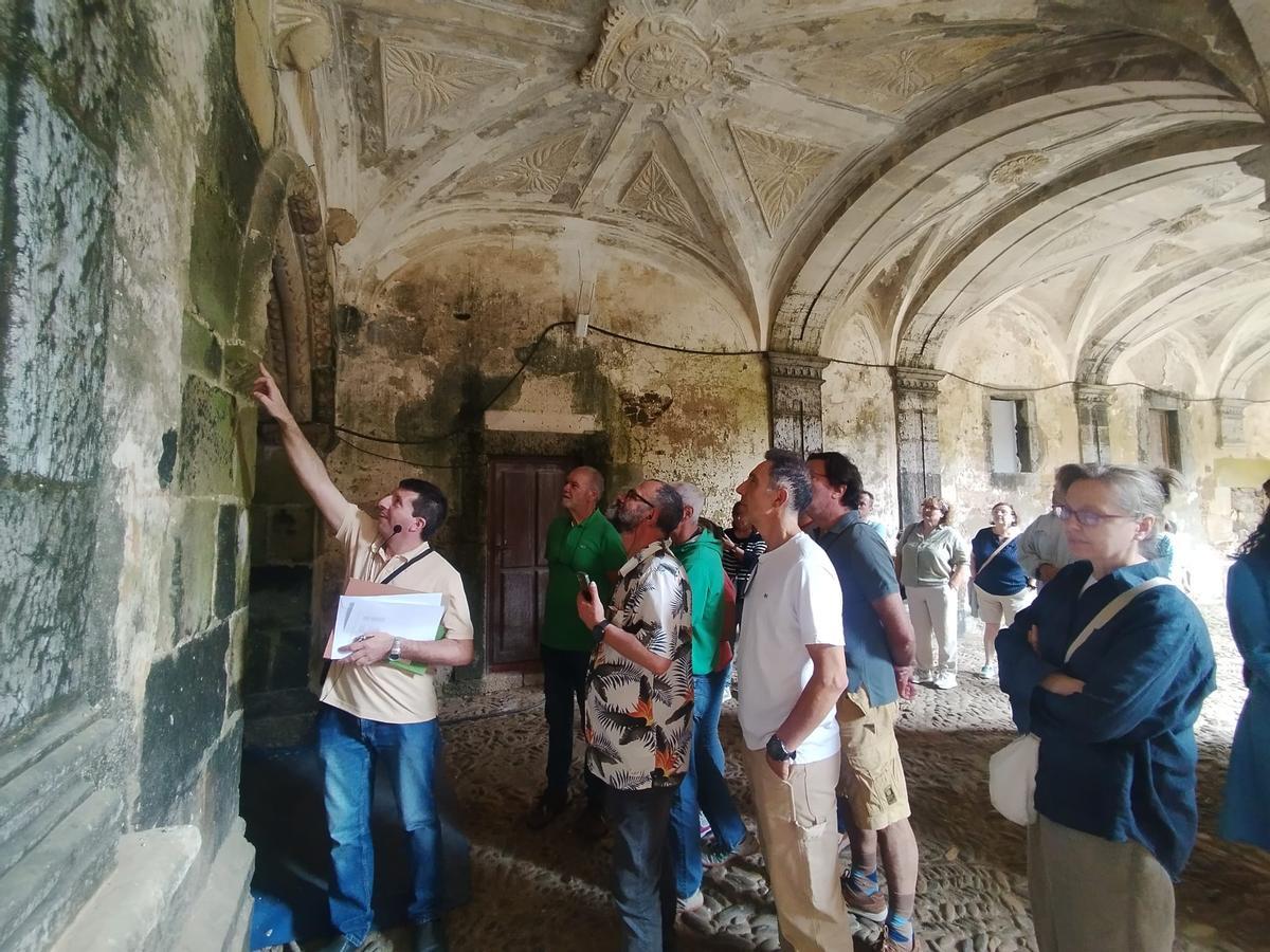 Así fue la visita guiada al monasterio de Cornellana, en Salas