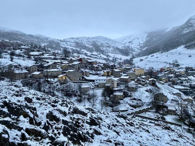 EN IMÁGENES: La nieve cubre de blanco algunos concejos asturianos