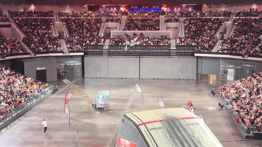 Los pilotos regalaron un 'show' en el Roig Arena