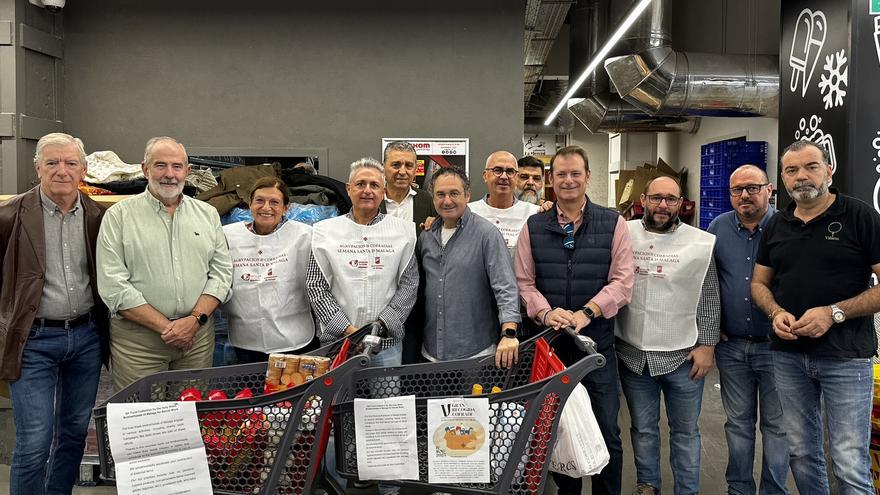 Las cofradías reparten los alimentos donados en la Gran Recogida entre una veintena de colectivos sociales de Málaga