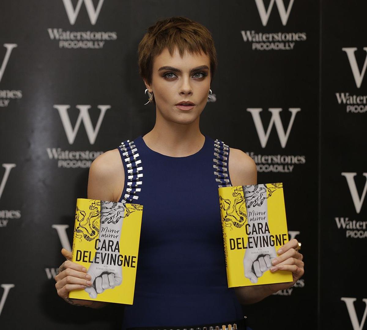 CARA DELEVIGNE PRESENTA SU LIBRO ''MIRROR MIRROR'' EN LONDRES