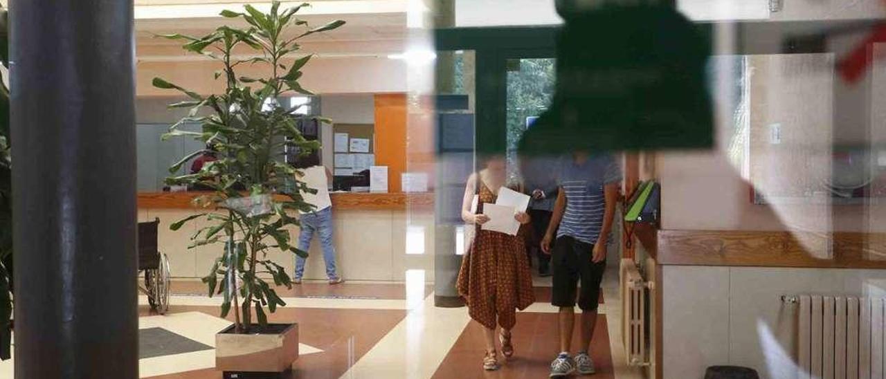 Pacientes en el centro de salud de Sabugo.