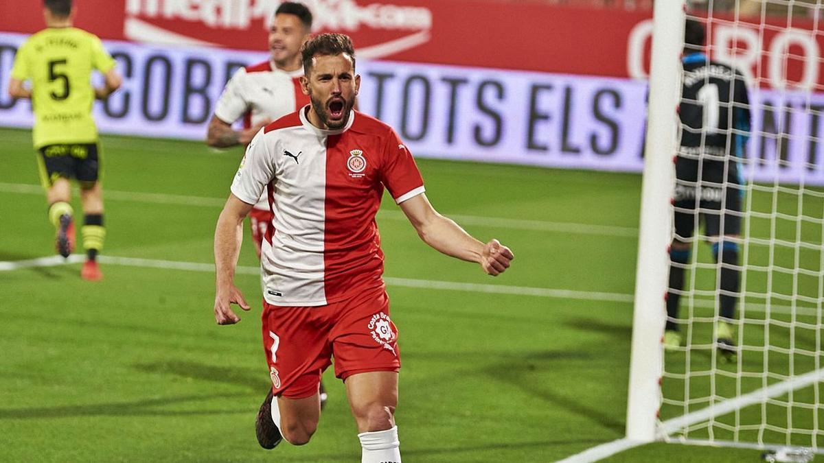 Cristhian Stuani celebra un gol de penal contra el Saragossa a l’estadi de Montilivi