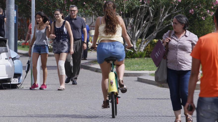 Imatge d&#039;arxiu d&#039;una ciclista per damunt la vorera