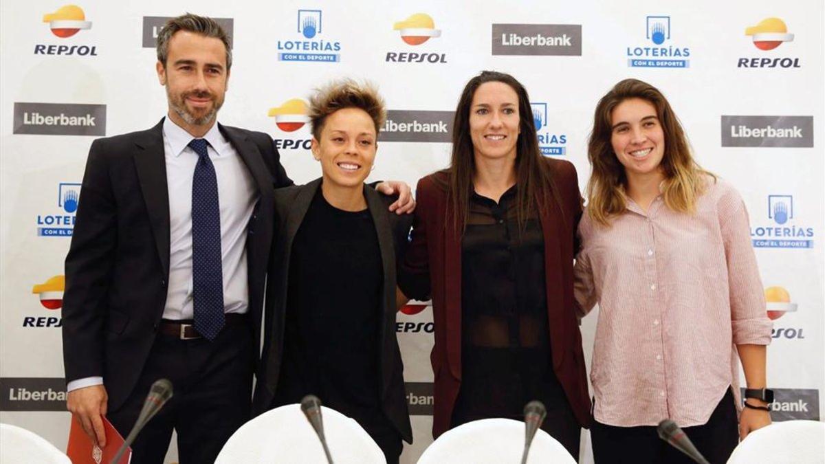 Caldentey, Meseguer y Amanda junto a Jorge Vilda