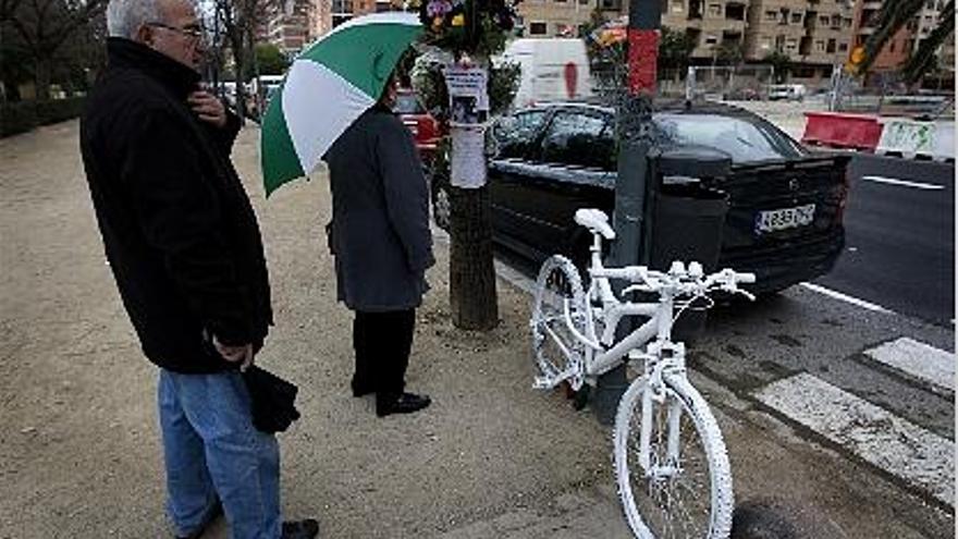 El mapa de las &quot;Bicis fantasma&quot; de homenaje a ciclistas fallecidos incluye 220 en el mundo. En España empezó con una en Girona que ya ha sido retirada tres veces. Desde noviembre, dos han llegado a Valencia; la primera, a la Ronda Norte , donde murió Samuel, un estudiante francés, y ahora, la de Jénifer