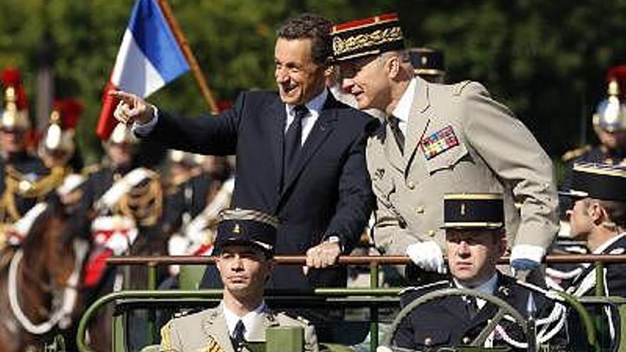 Nicolas Sarkozy  junto al General Jean-Louis Georgelin en el desfile militar de los Campos Elíseos.