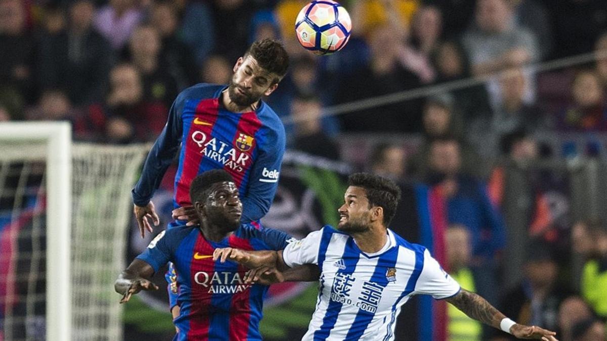 Pique y Umtiti se anticipan a Willian Jose en el Barça-Real Sociedad.