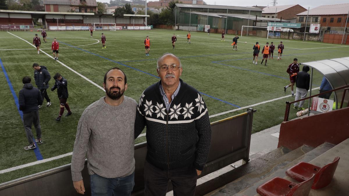 Por la izquierda, Viti Holguera, junto a su padre Víctor, en el campo del Industrial.