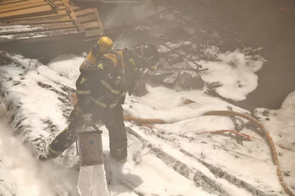 Columna de humo negro en El Tablero