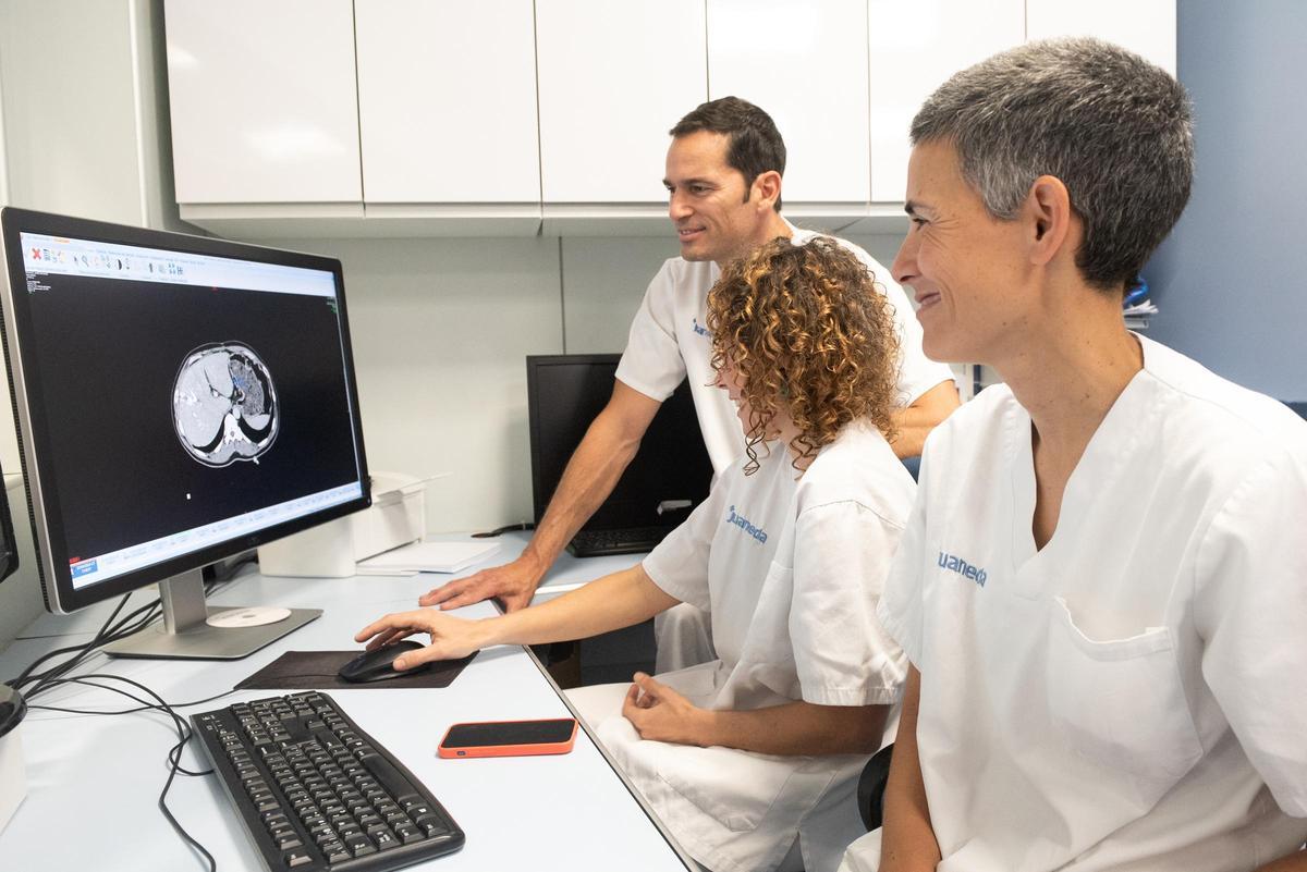 El equipo de Radiología visiona el órgano afectado por la metástasis.