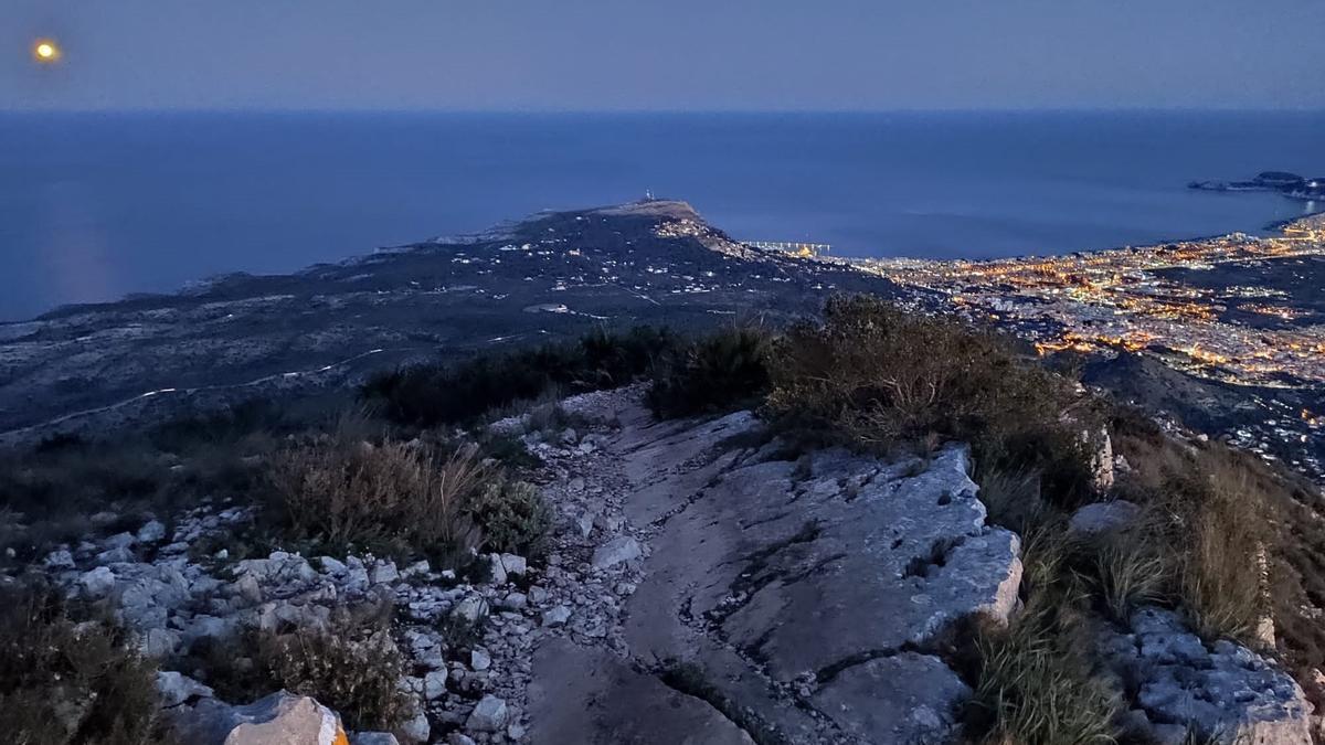 La luna, a la izquierda; en medio, el cabo de Sant Antoni, y, a la derecha, Xàbia