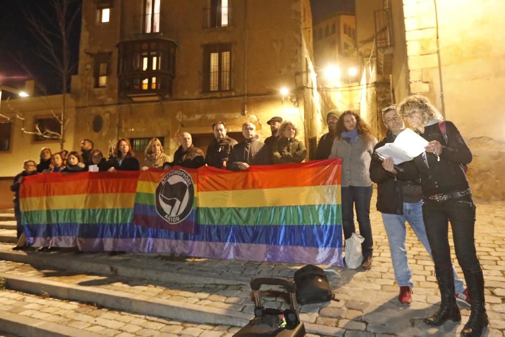 Concentració a la plaça del Pallol per l''atac a l''espai LGTBI de Girona