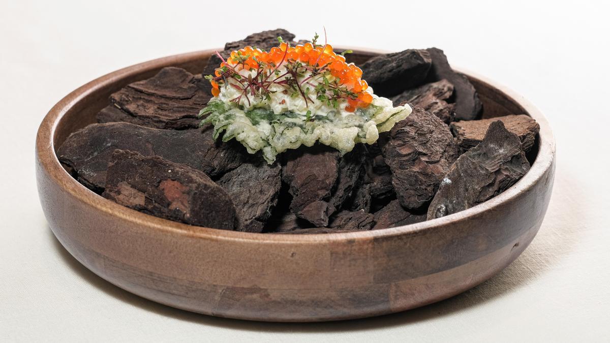 La tempura de 'sisho' con tartar de colirrábano.