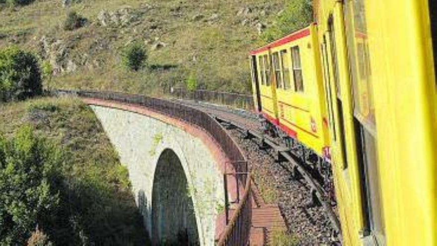 El Tren Groc que uneix la Tor de Querol i el Conflent