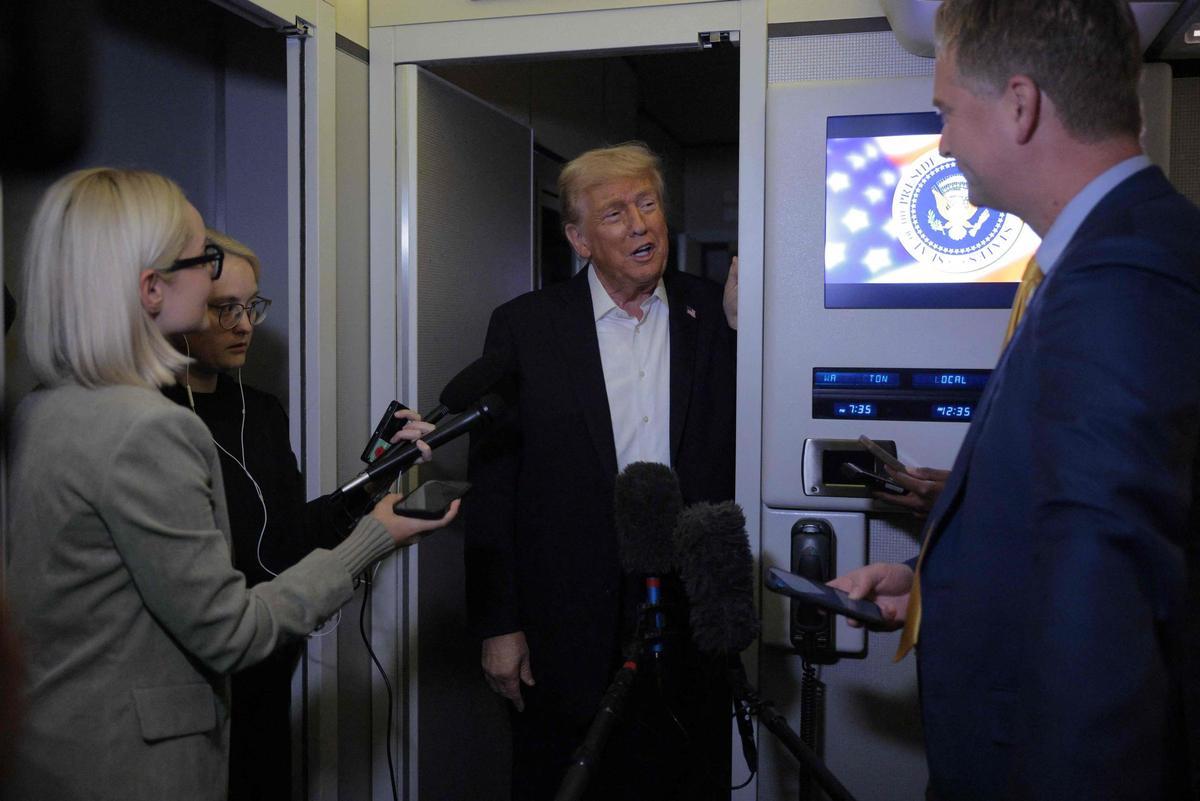 Trump atiende a los periodistas en una parada técnica del Air Force One en Inglaterra