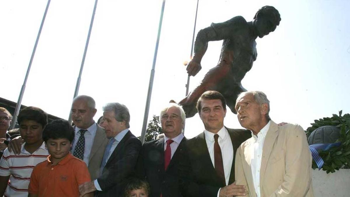 Carlos, Laszi y Branko junto a Alfonseda y Laporta el 24 de septiembre de 2009, en la inauguración de la estatua a su padre en el Camp Nou