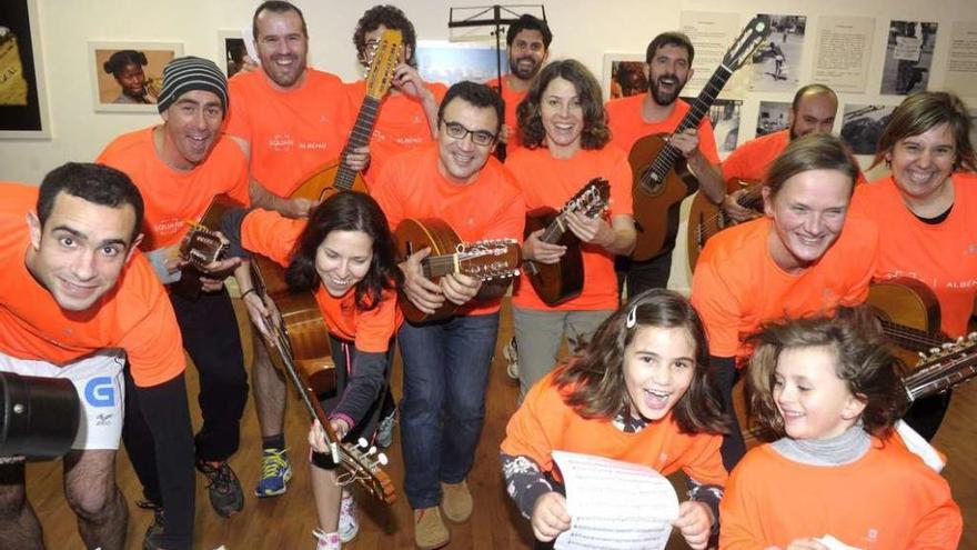 Los corredores de la Agrupación Musical Albéniz, en su local de la plaza de Azcárraga.