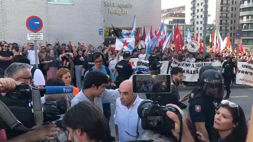 Así fue la llegada de Buxadé al Centro Sociocultural de Santa Marta, en Santiago