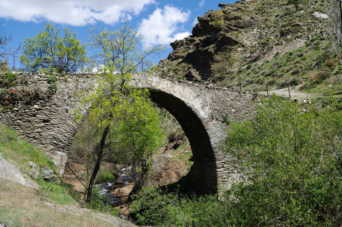 El antiguo puente de Mecina Bombarón