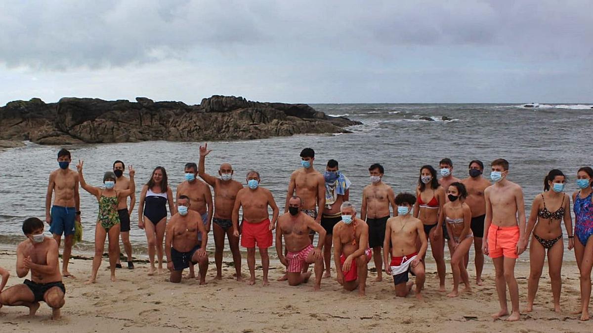 Los valientes de A Guarda cumplen con el baño en Area Grande - Faro de Vigo